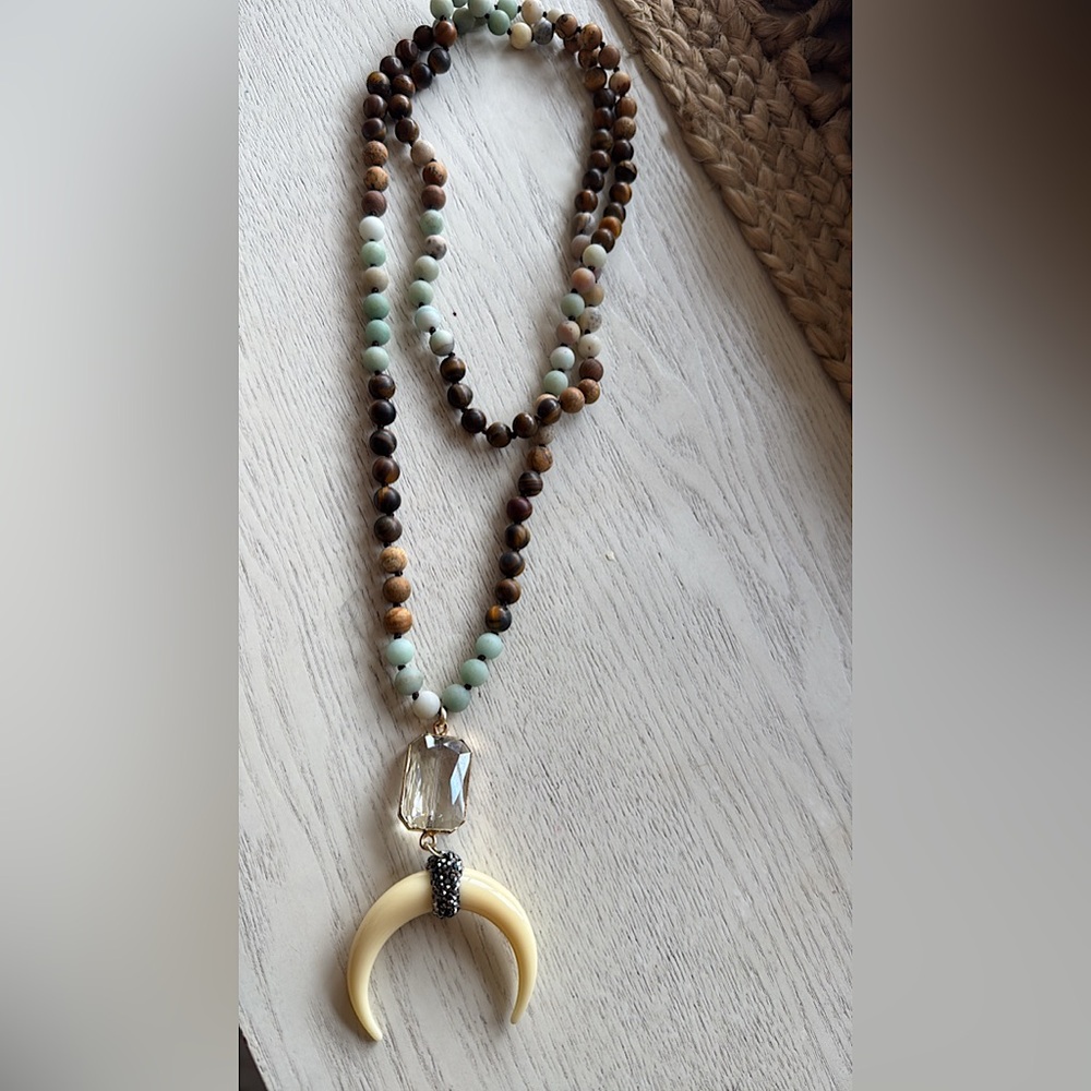 LONG WESTER STYLE BEADED NECKLACE WITH CRYSTAL & HORN